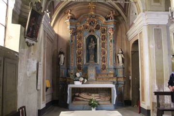 Altare ligneo dedicato alla Madonna del Rosario