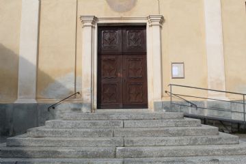 Portale di ingresso con scalinata in pietra